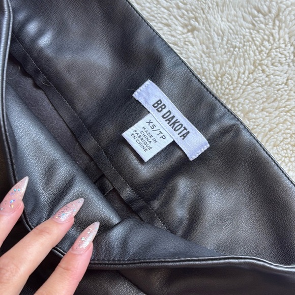 BB Dakota Faux Leather Straight-Leg Pants – Size XS | NWT | Sleek Street Style - Picture 4 of 5